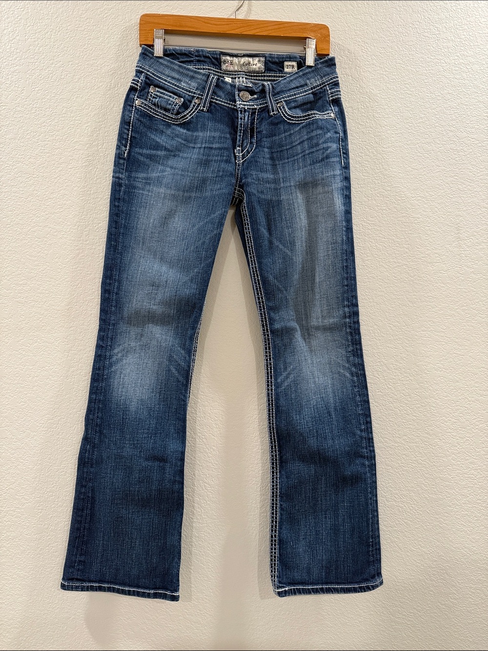 Women's Flare Jeans in Medium Blue Wash - Classic Five-Pocket